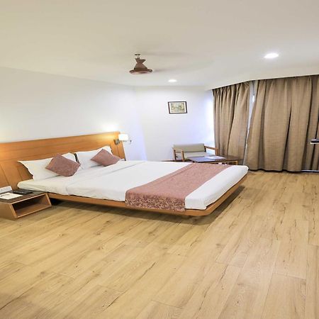 Palette Hotel Surya Вадодара Экстерьер фото