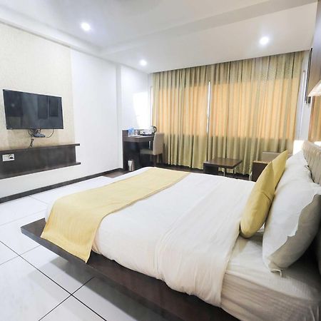 Palette Hotel Surya Вадодара Экстерьер фото