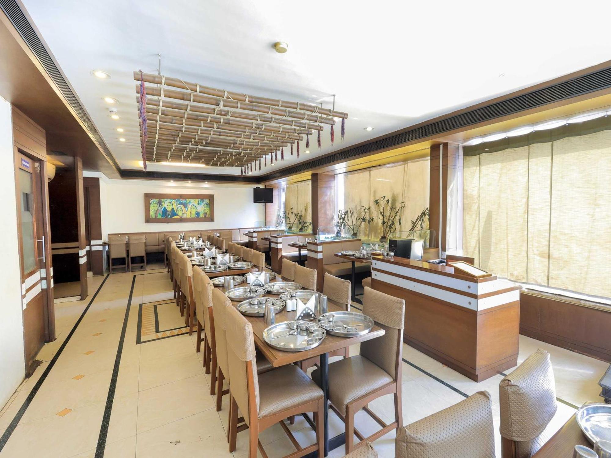 Palette Hotel Surya Вадодара Экстерьер фото