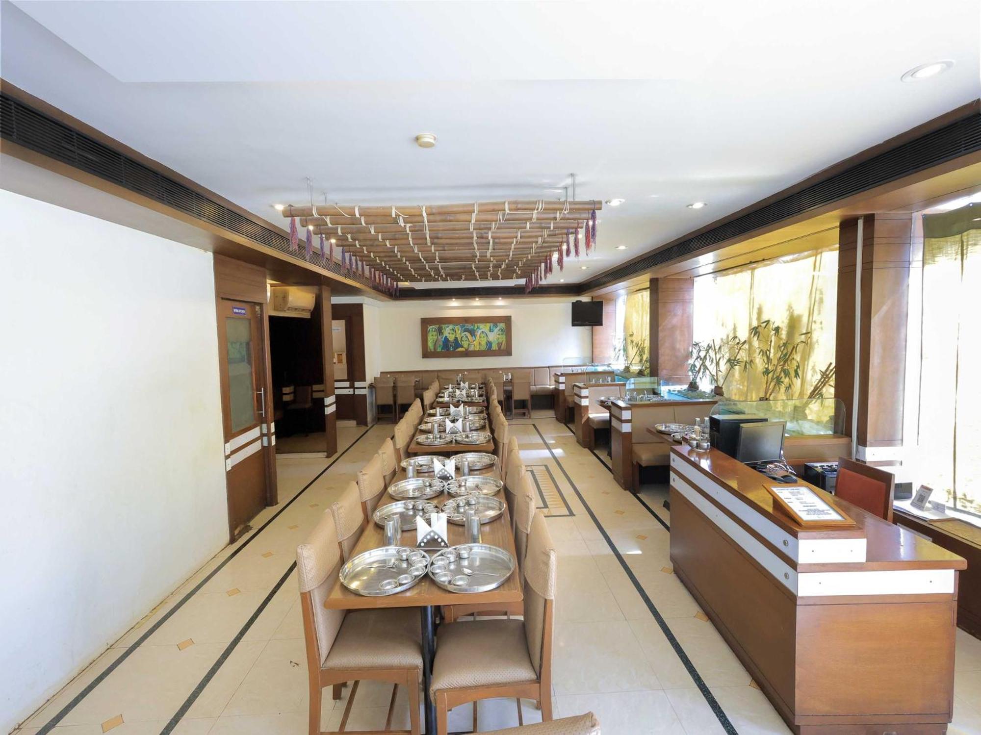 Palette Hotel Surya Вадодара Экстерьер фото