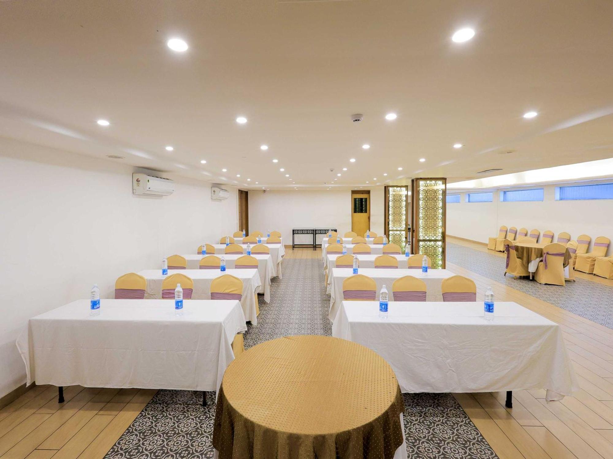 Palette Hotel Surya Вадодара Экстерьер фото