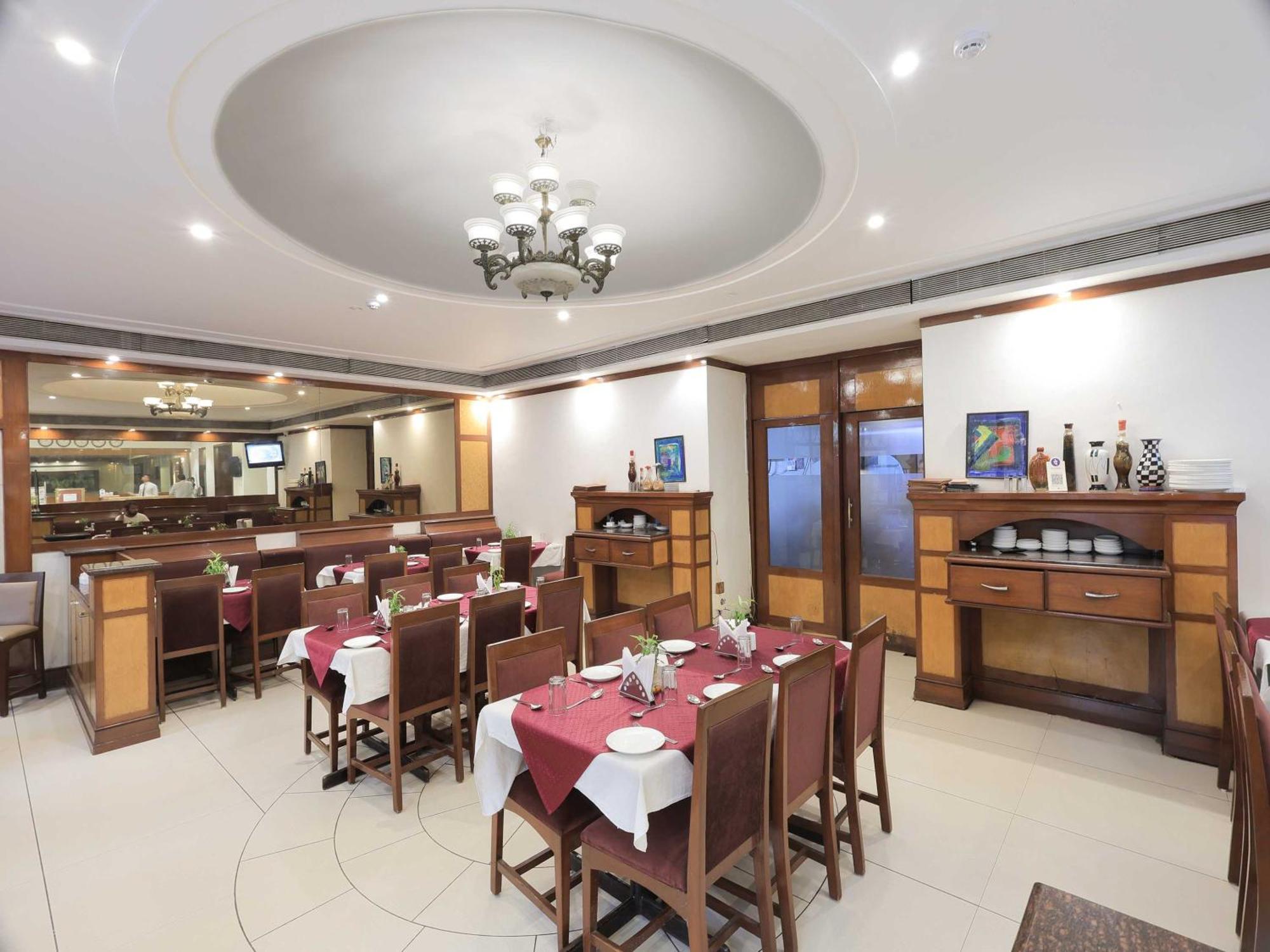 Palette Hotel Surya Вадодара Экстерьер фото
