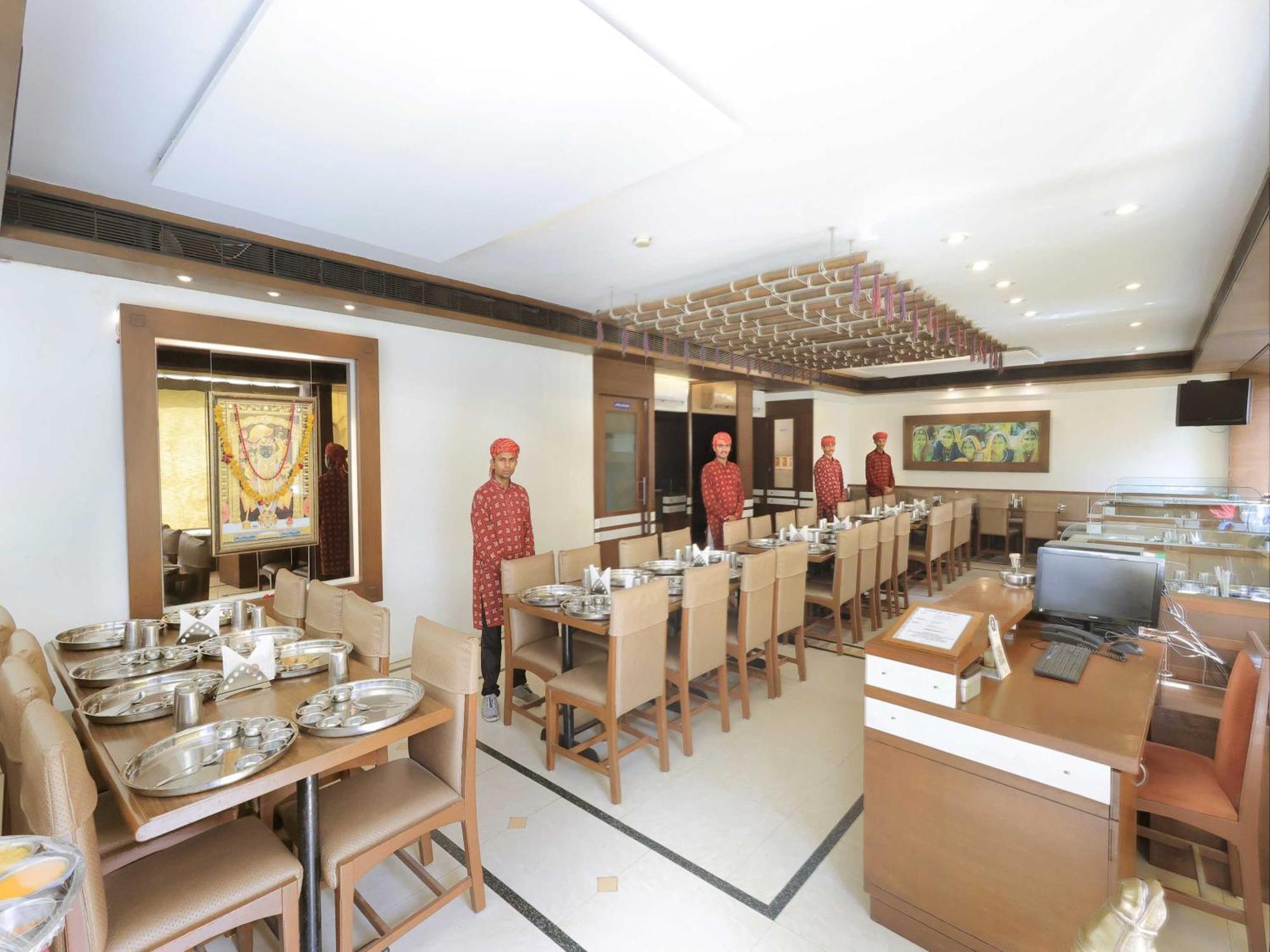 Palette Hotel Surya Вадодара Экстерьер фото