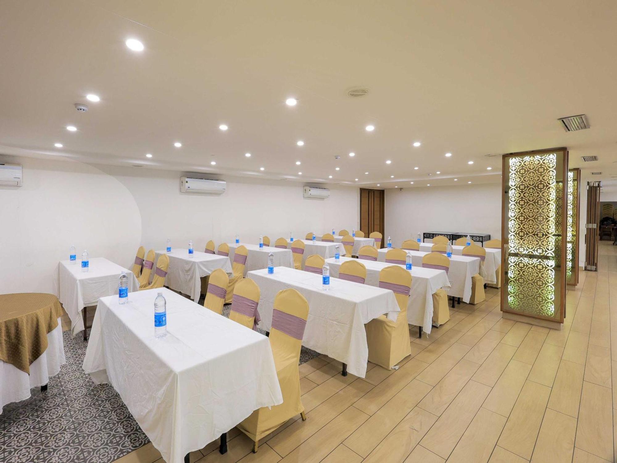 Palette Hotel Surya Вадодара Экстерьер фото