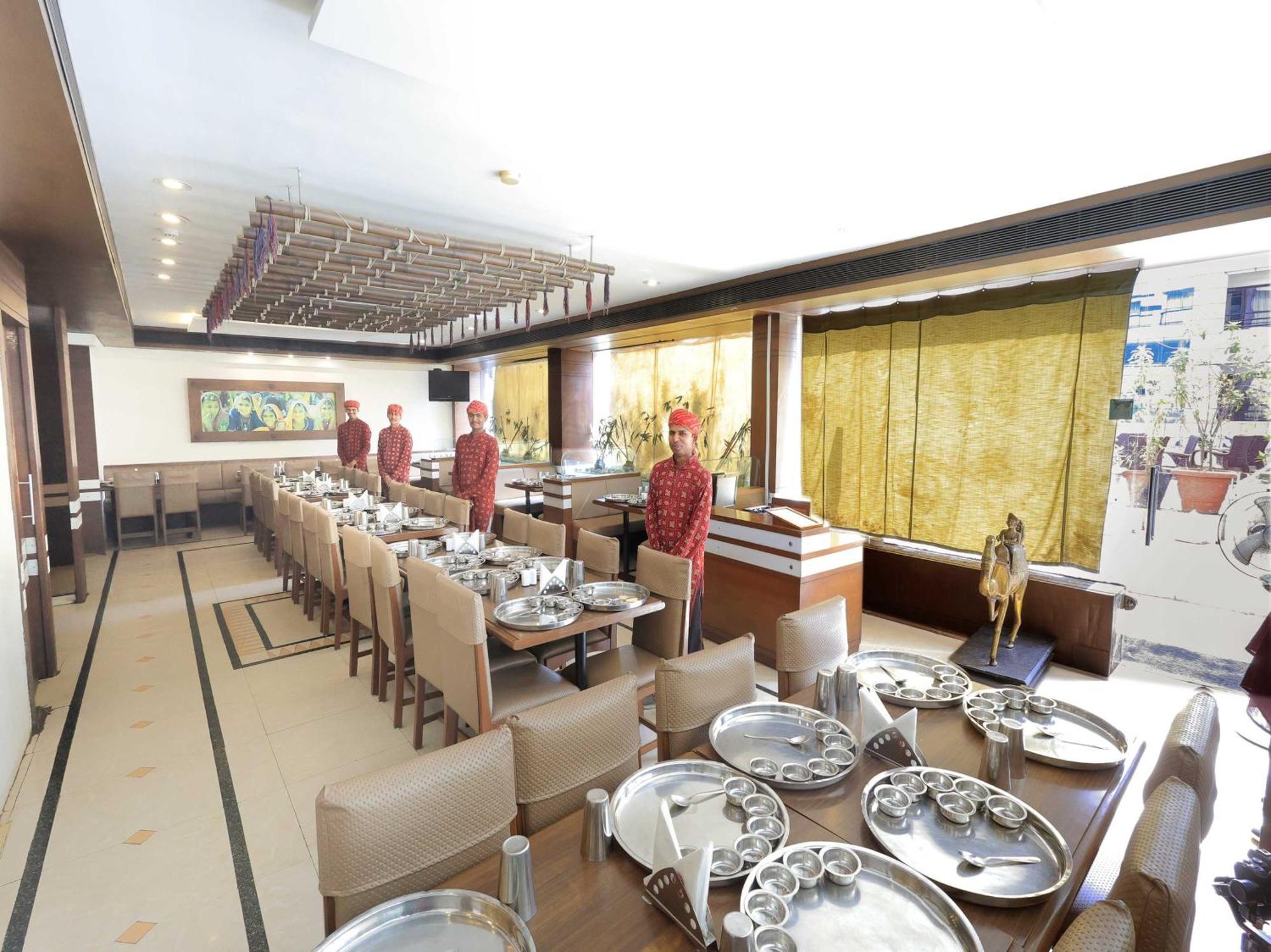 Palette Hotel Surya Вадодара Экстерьер фото
