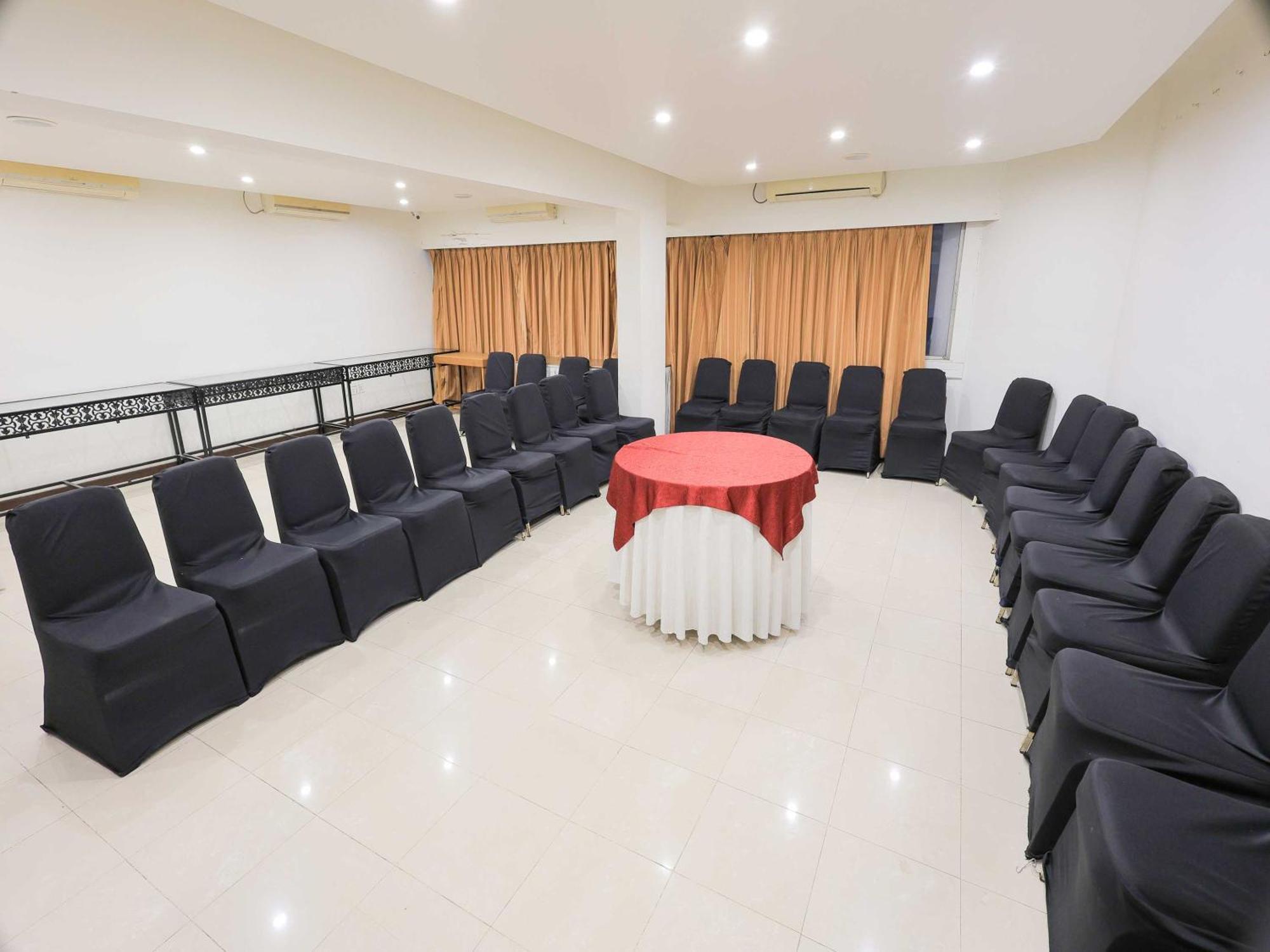 Palette Hotel Surya Вадодара Экстерьер фото