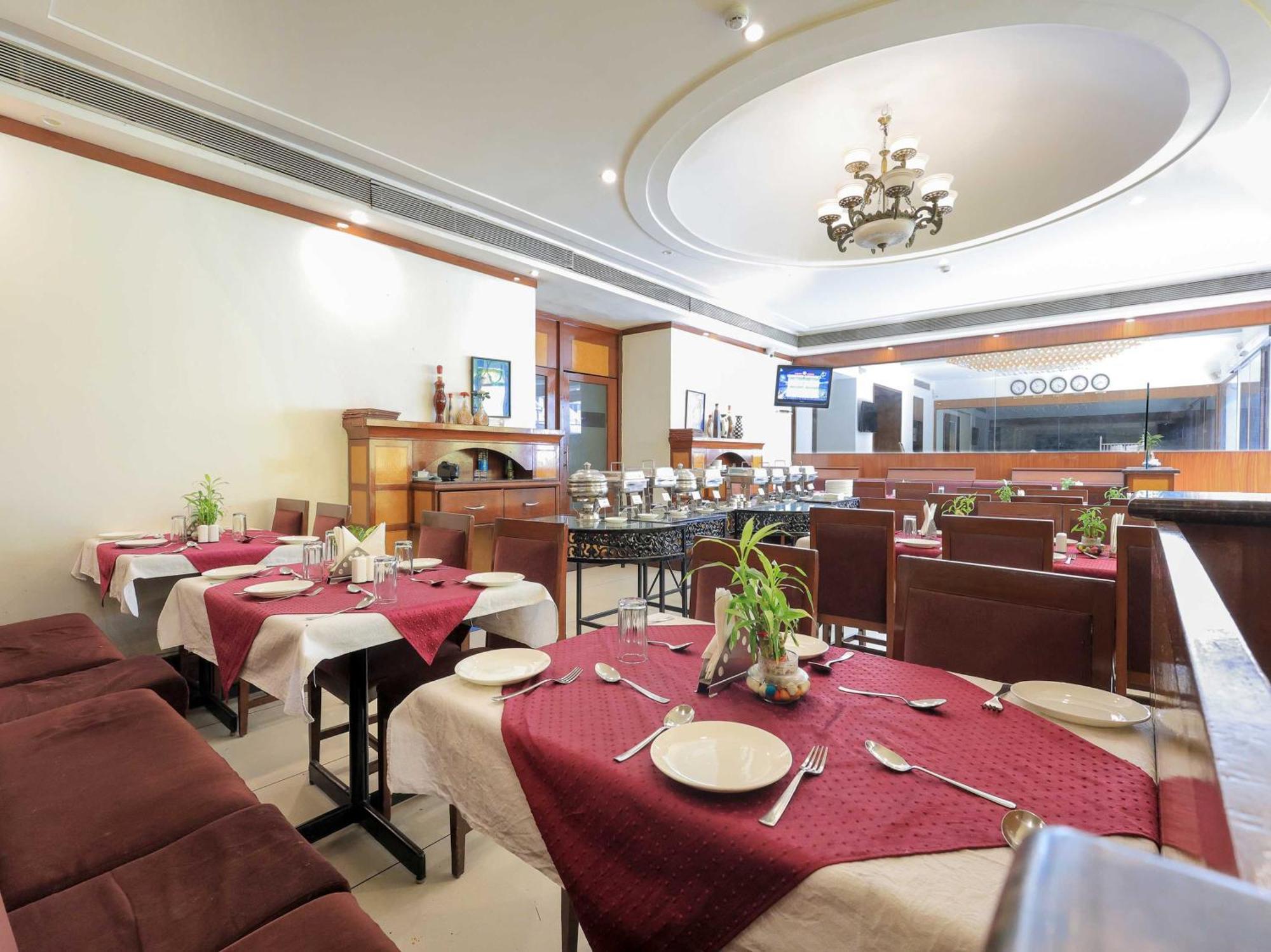 Palette Hotel Surya Вадодара Экстерьер фото