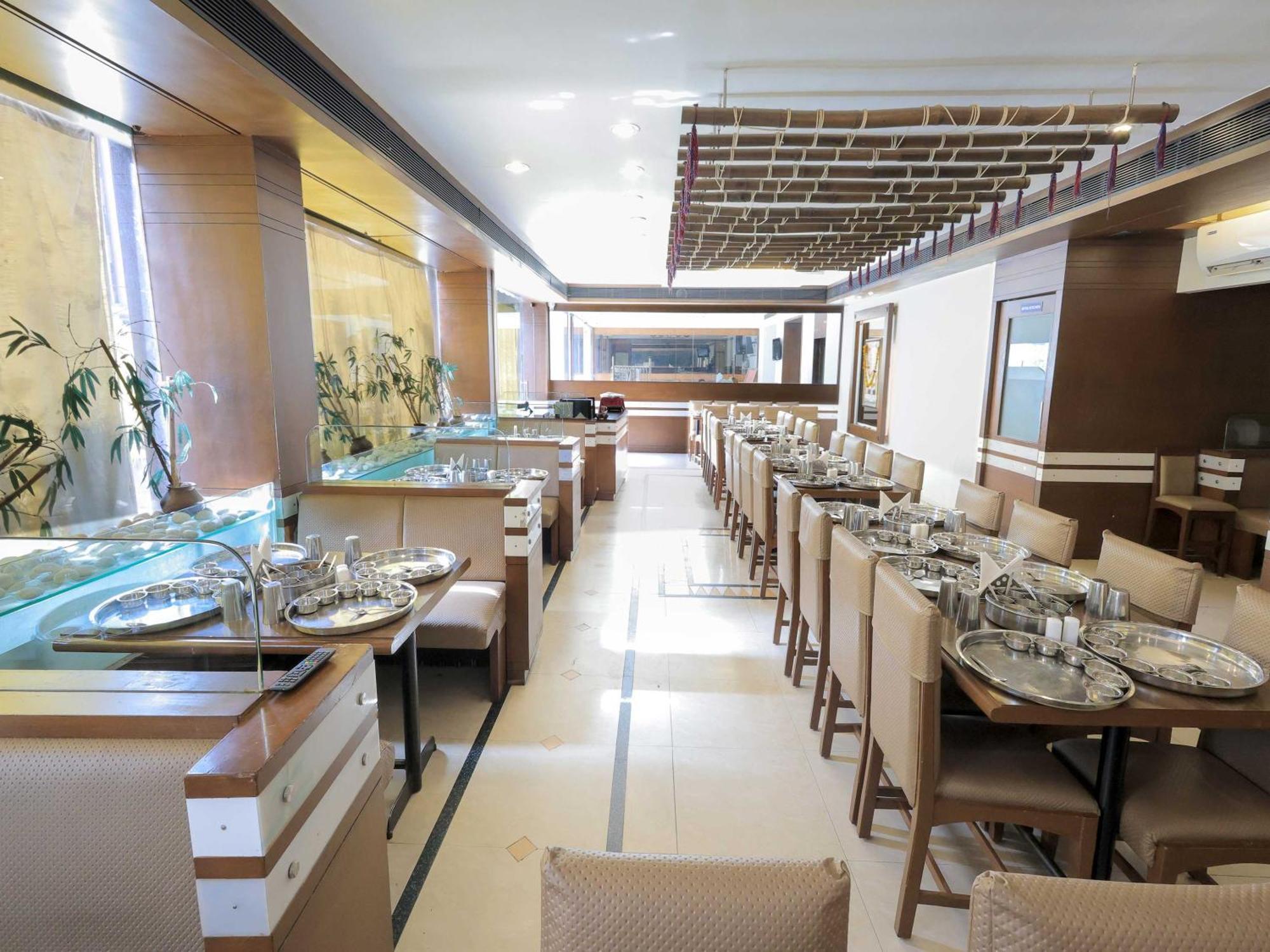 Palette Hotel Surya Вадодара Экстерьер фото