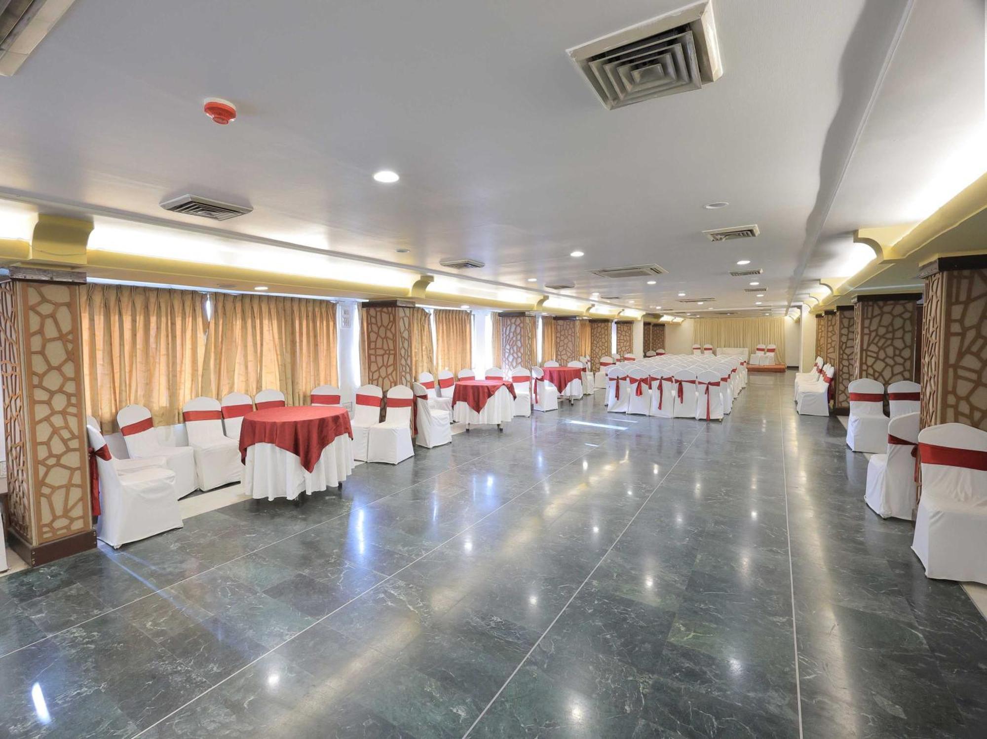 Palette Hotel Surya Вадодара Экстерьер фото