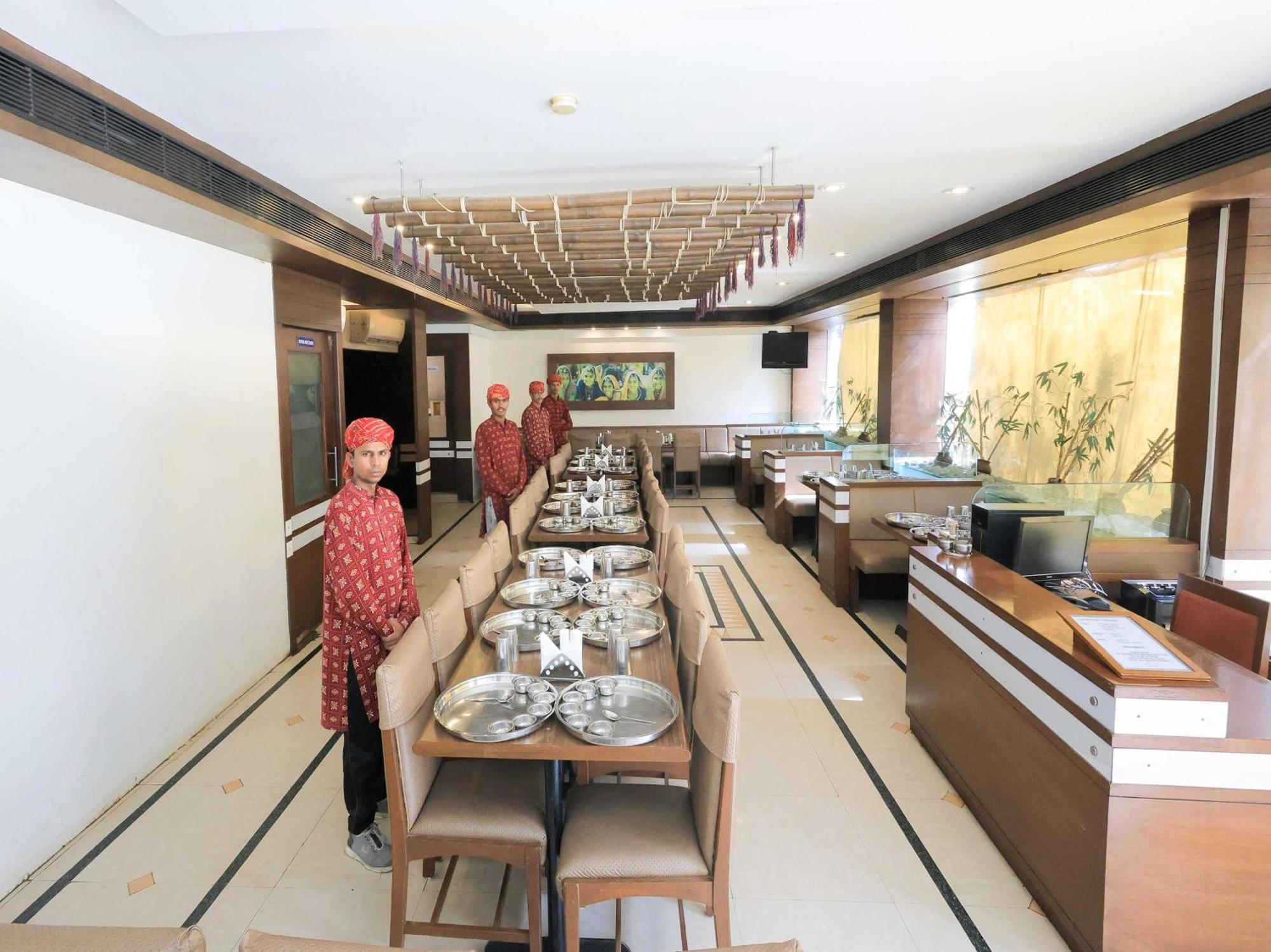 Palette Hotel Surya Вадодара Экстерьер фото
