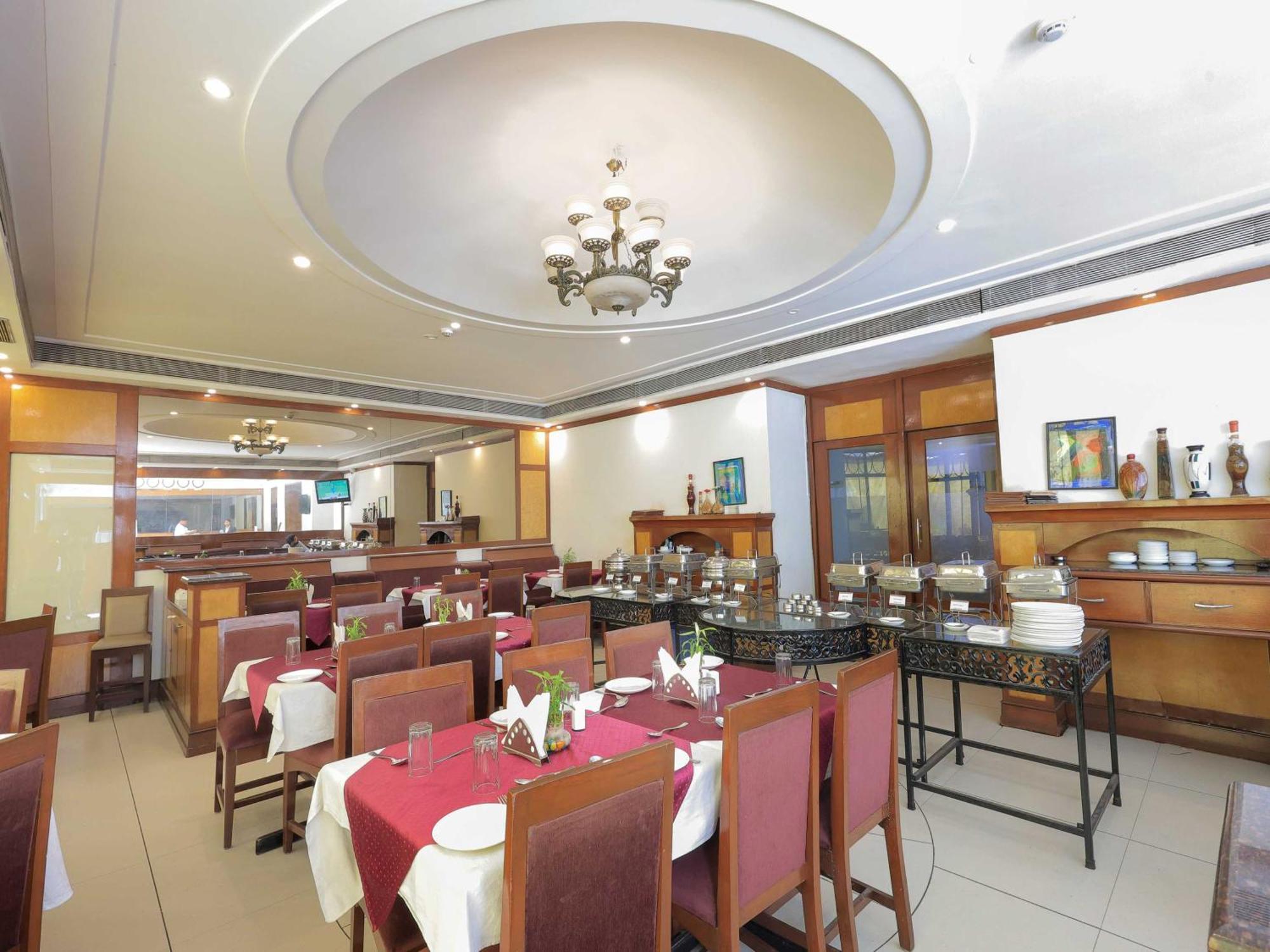 Palette Hotel Surya Вадодара Экстерьер фото