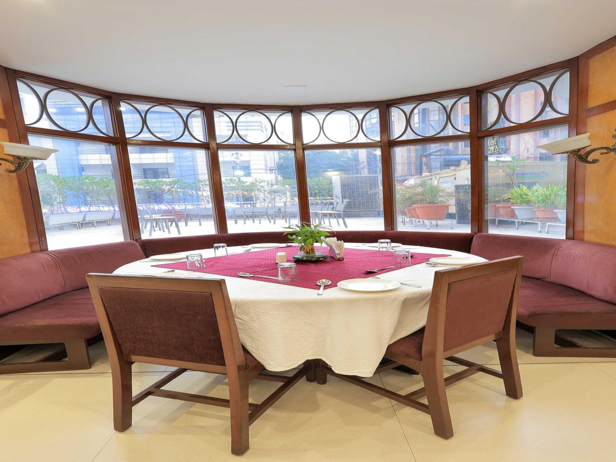 Palette Hotel Surya Вадодара Экстерьер фото