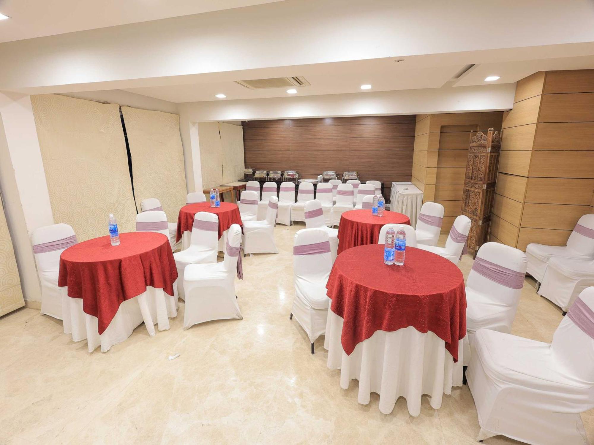 Palette Hotel Surya Вадодара Экстерьер фото