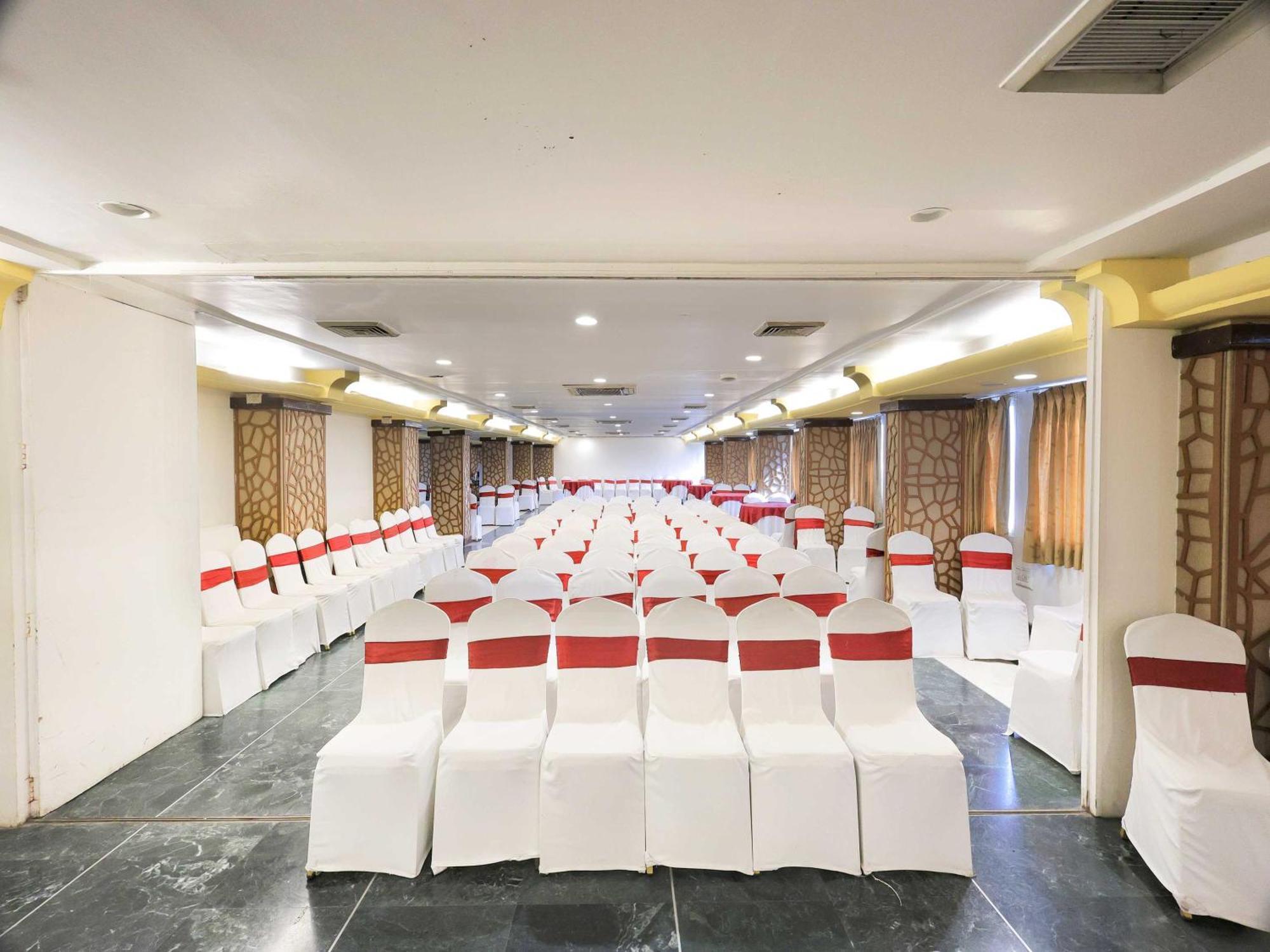 Palette Hotel Surya Вадодара Экстерьер фото