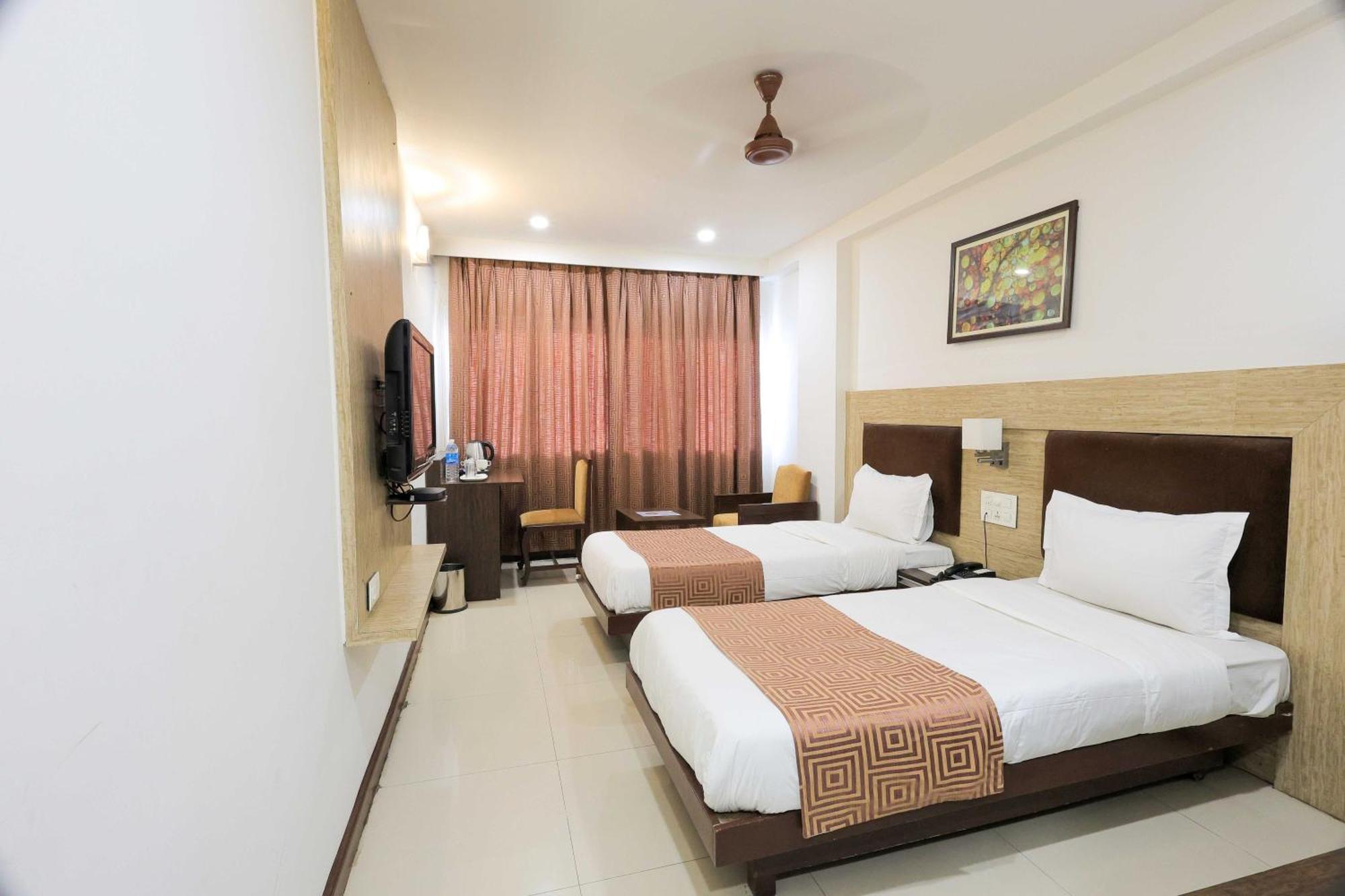 Palette Hotel Surya Вадодара Экстерьер фото