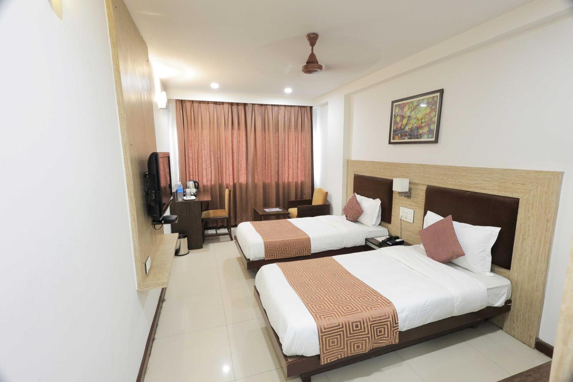 Palette Hotel Surya Вадодара Экстерьер фото