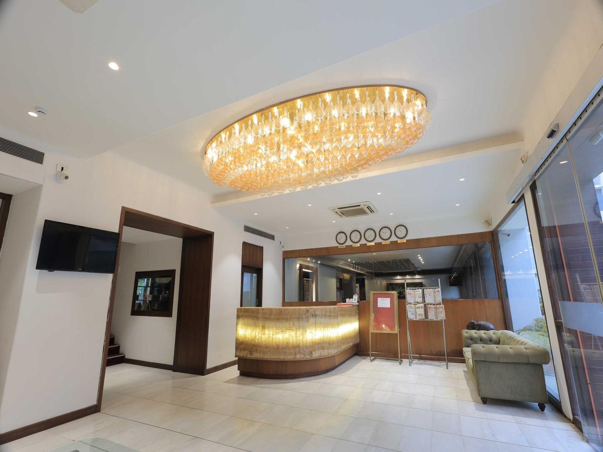 Palette Hotel Surya Вадодара Экстерьер фото