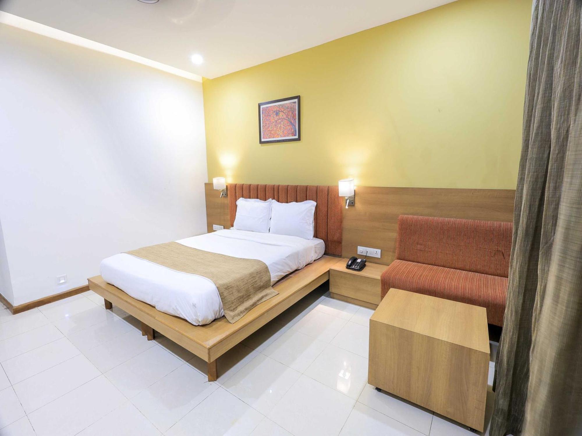 Palette Hotel Surya Вадодара Экстерьер фото