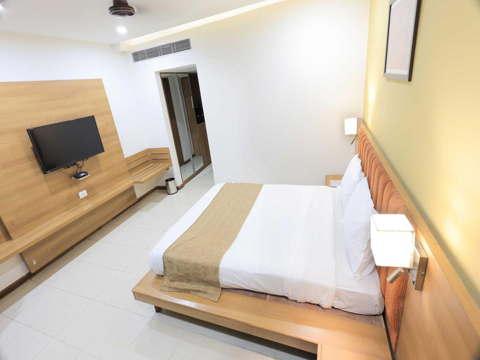 Palette Hotel Surya Вадодара Экстерьер фото